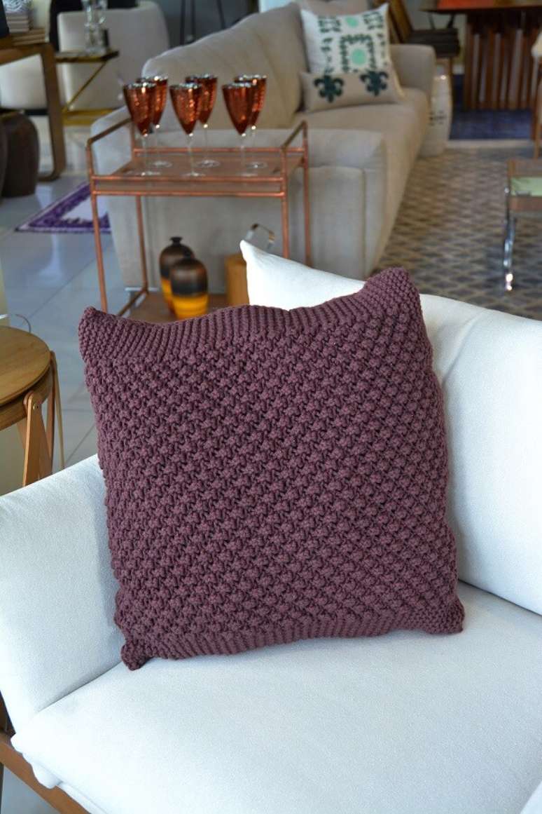 5. Decora&ccedil;&atilde;o de casa com poltrona branca e almofada de croch&ecirc; &ndash; Foto: Circulo