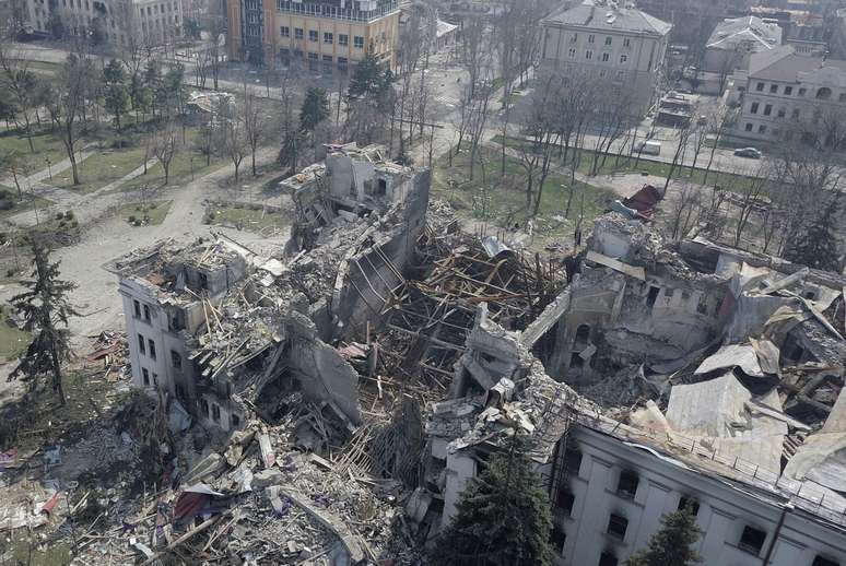 Dia 10/4 - Teatro destruído em Mariupol, uma das cidades mais atingidas pela guerra