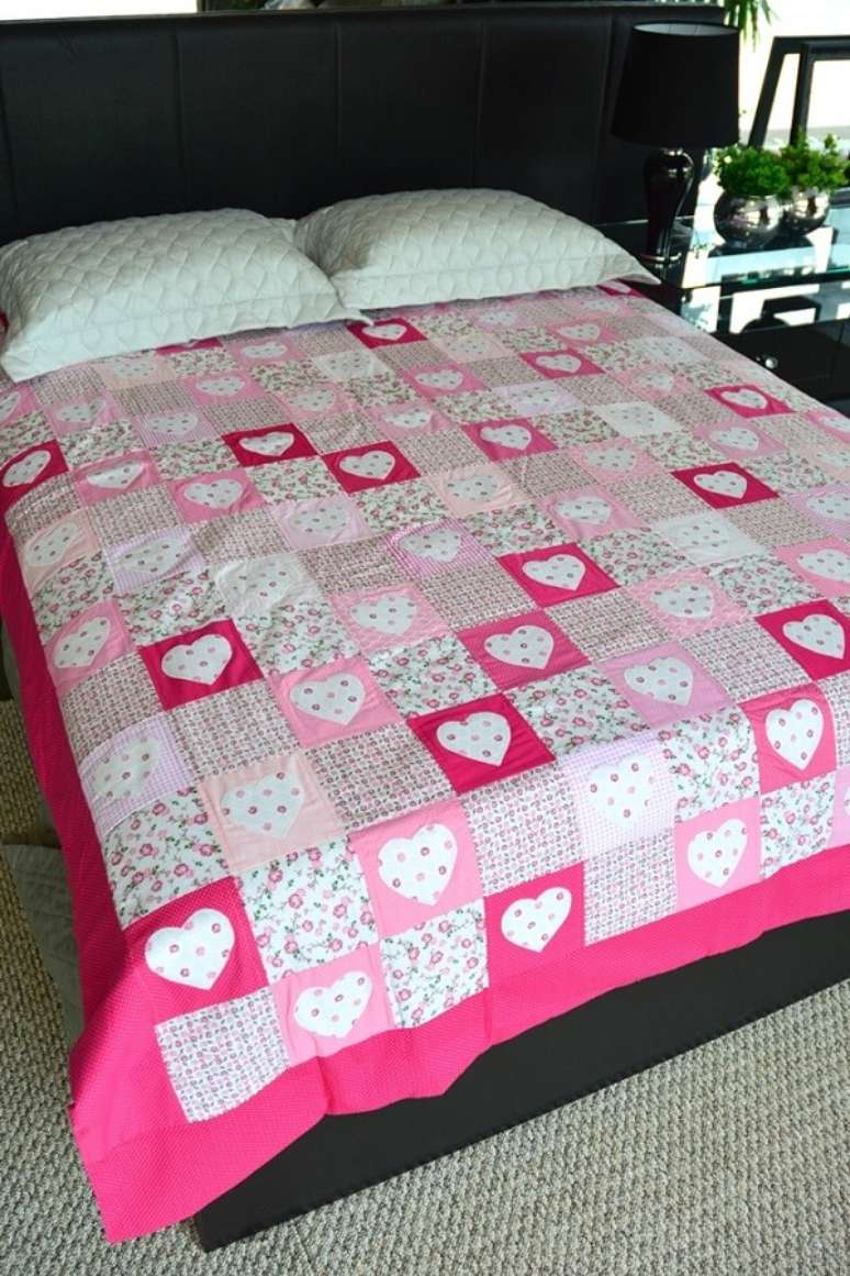 11. Quarto de casal decorado com colcha de patchwork &ndash; Foto: Circulo