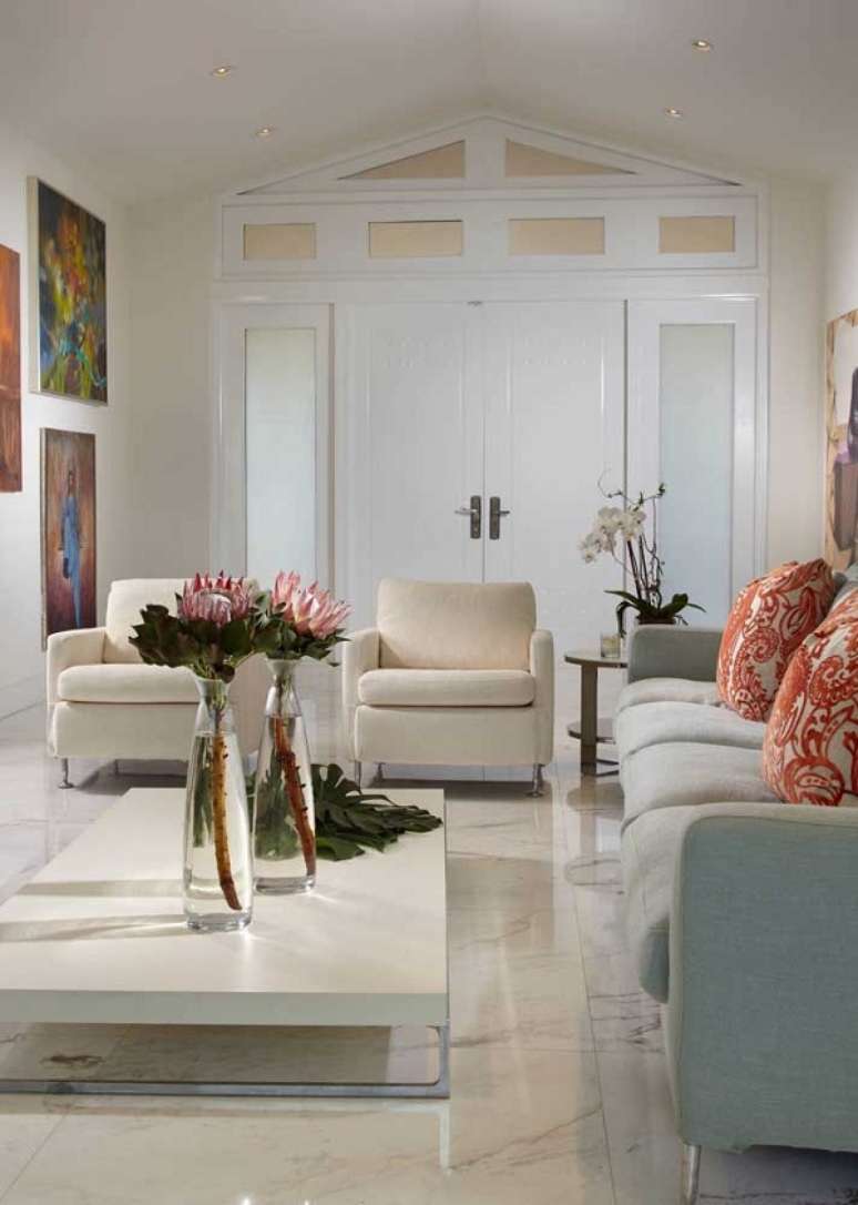 55. Porcelanato para sala marmorizado com poltronas brancas e claras -Foto Decor Facil