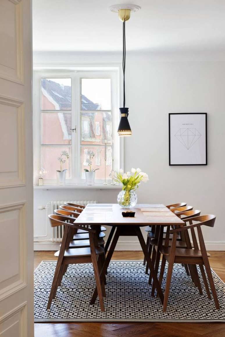 46. Mesa de jantar de madeira com arranjo de tulipas – Foto Emfurn