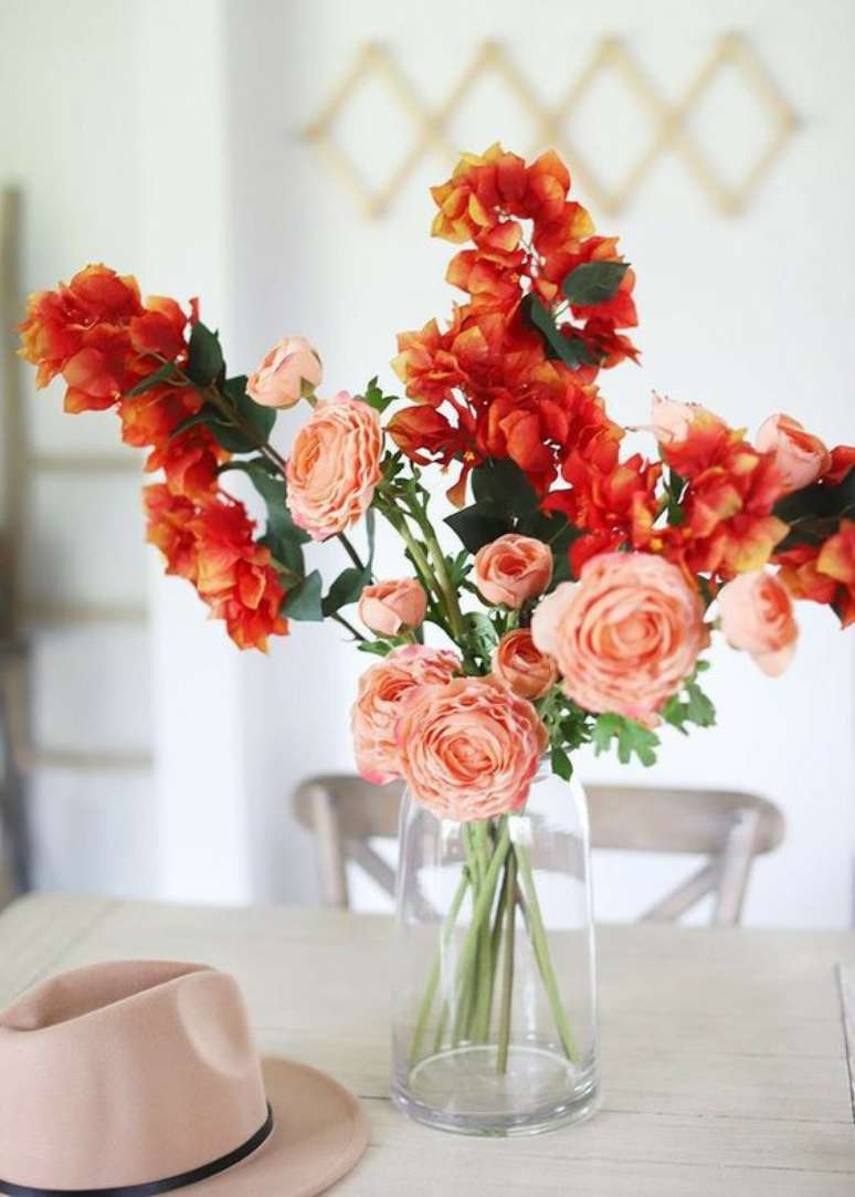 15. Arranjo de mesa com vaso de vidro e flores coral – Foto Trends Map