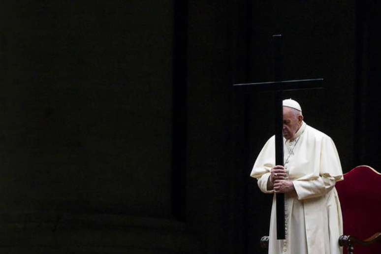 Papa Francisco durante Via Crucis no Vaticano, em 2 de abril de 2021