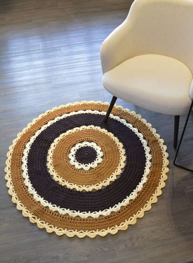 9. Sala decorada para o outono com tapete de croch&ecirc; redondo &ndash; Foto: Circulo