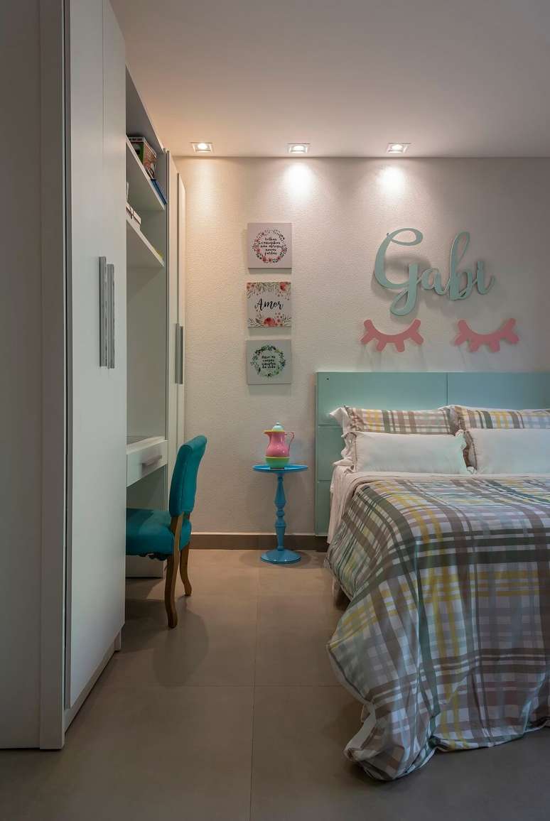 10. Quarto infantil decorado com tons suaves de rosa e azul. Foto: Daniel Mansur Fotografia