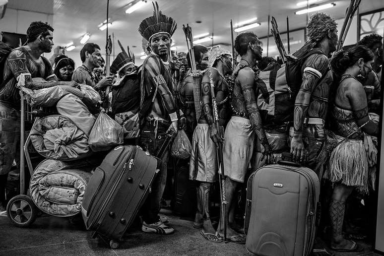 Membros da comunidade Munduruku fazem fila para embarcar em avião no Aeroporto de Altamira, no Pará, Brasil