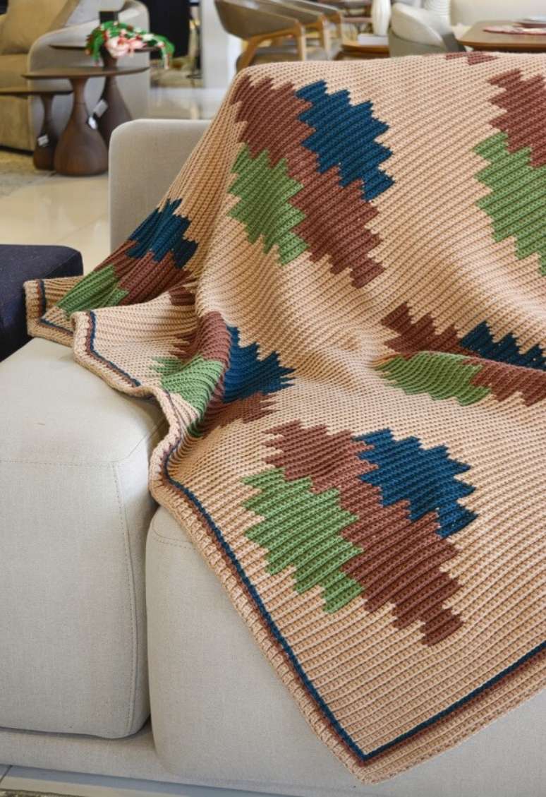 3. Sala moderna decorada com manta em tons terrosos &ndash; Foto: Circulo