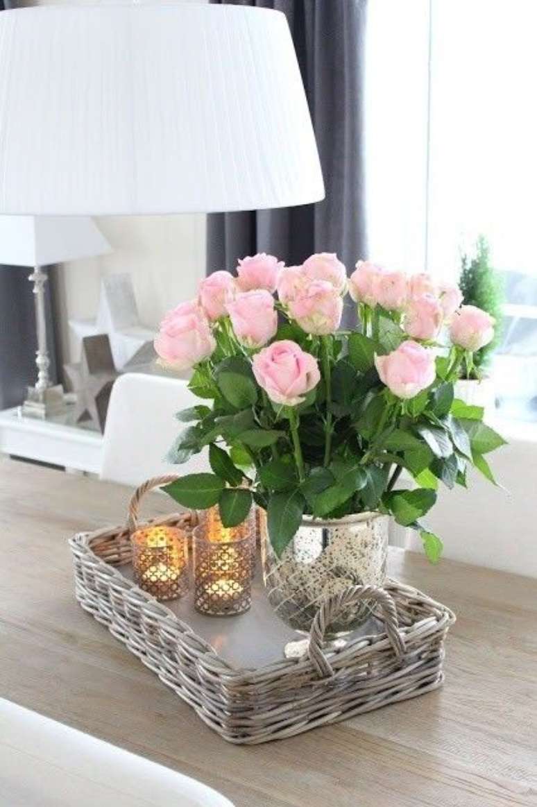 14. Arranjo de mesa com rosas em tons claros – Foto Villa Greve