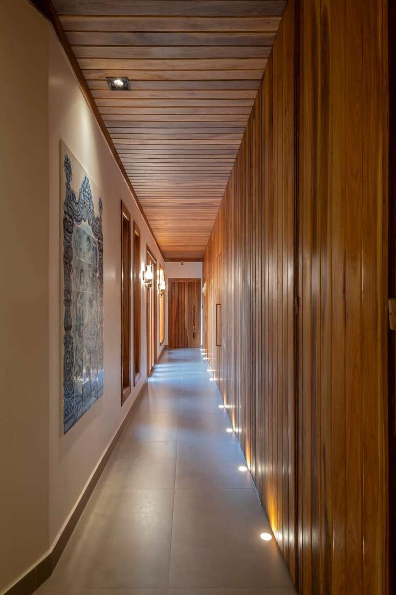 6. Corredor extenso com ilumina&ccedil;&atilde;o embutida no piso. Foto: Daniel Mansur Fotografia