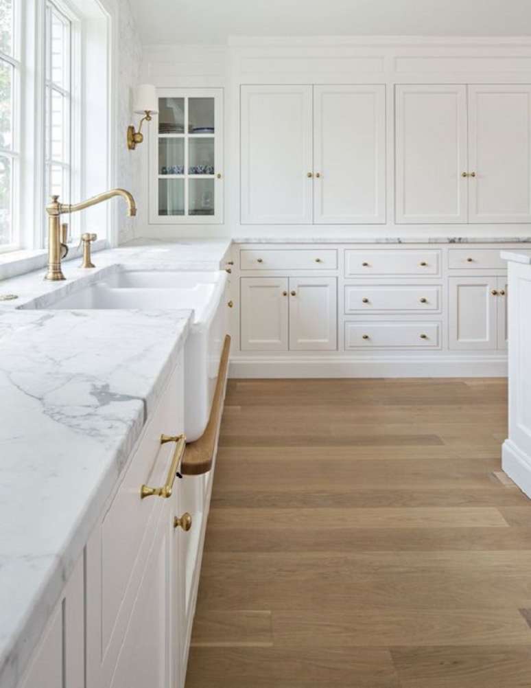 8. Cozinha branca com cuba de semi encaixe &ndash; Foto Christopher Scott Cabinetry