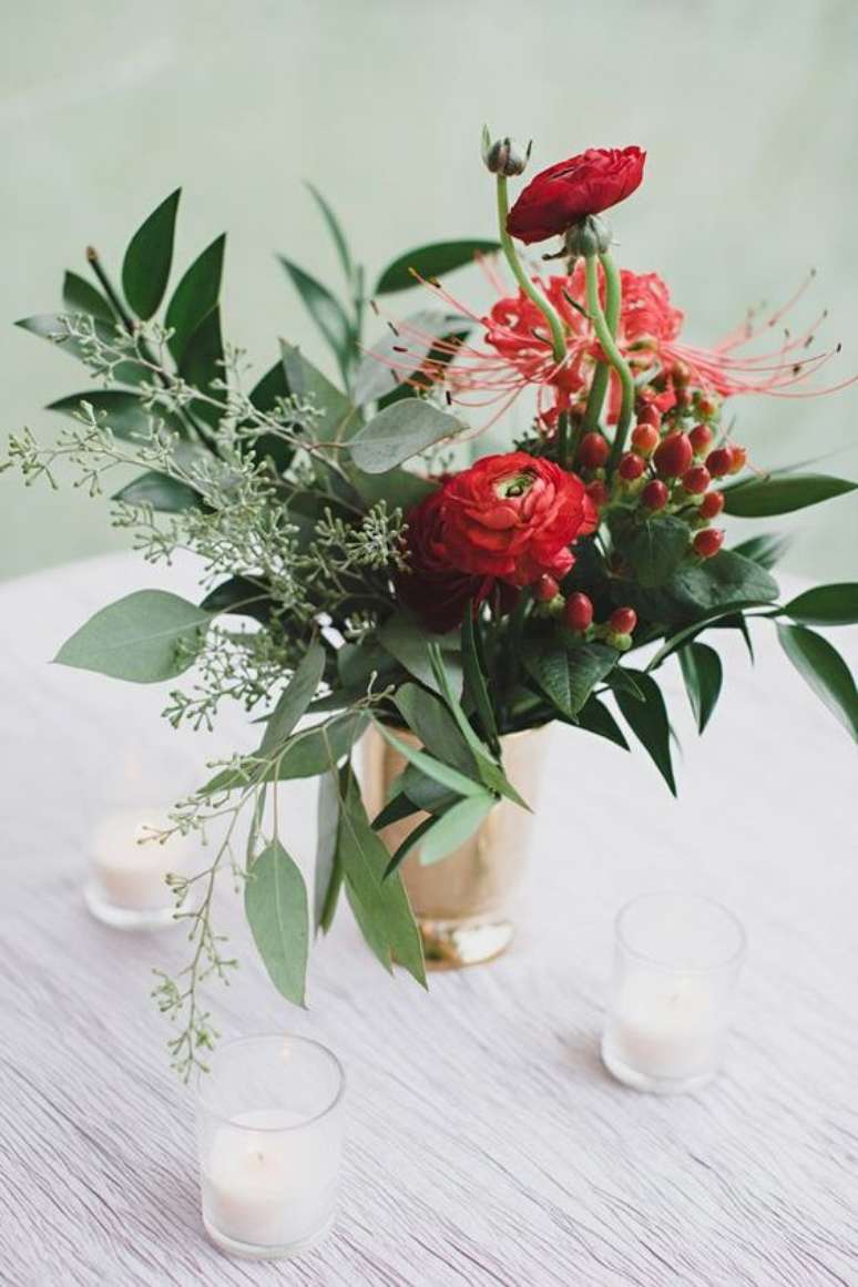 1. Arranjo de mesa de madeira com flores vermelhas – Foto Ruffled Blog