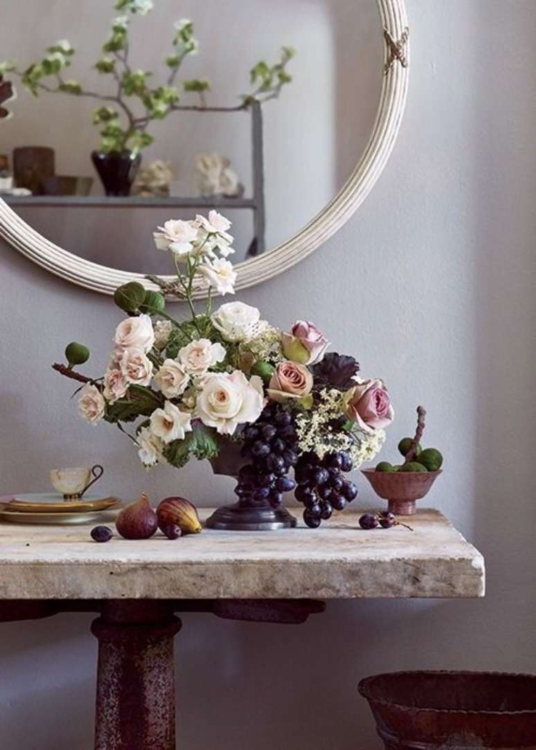 63. Aparador decorado com arranjo de mesa rustica – Foto Brianed Ward Millet