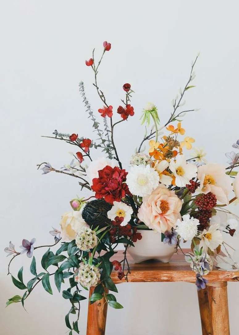 13. Arranjo de flores para mesa de jantar rustica – Foto The Knot
