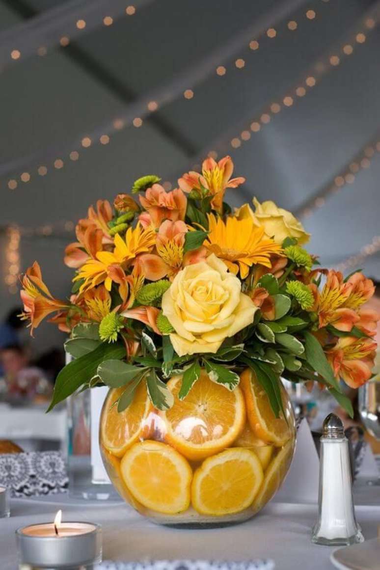 11. Arranjo de mesa com flores amarelas – Foto