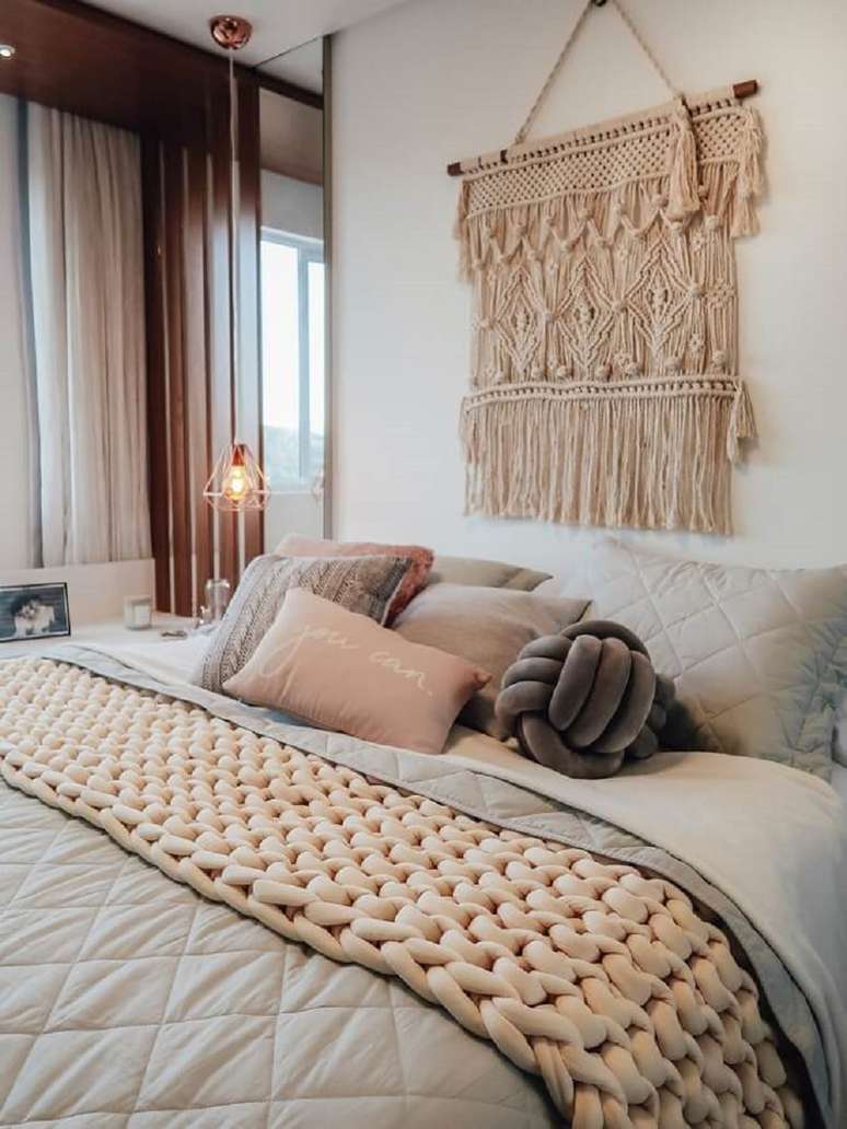 21. Cores claras para decora&ccedil;&atilde;o de quarto de casal com peseira maxi tricot &ndash; Foto: Circulo