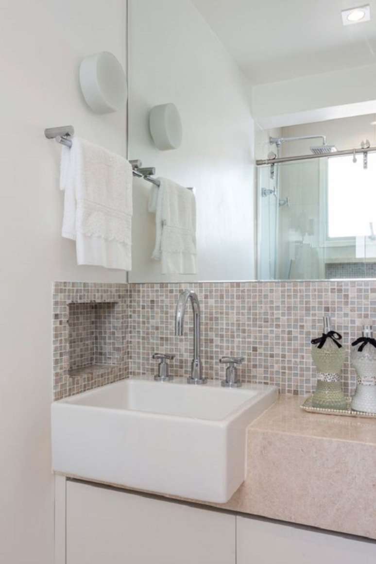 17. Cuba de semi encaixe branca com bancada de granito &ndash; Foto t3estudio