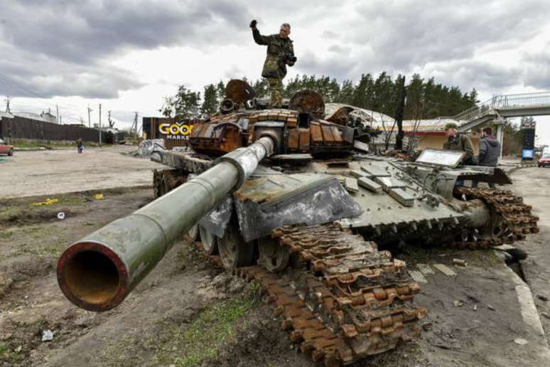 Tanque da Rússia destruído nos arredores de Kiev, capital da Ucrânia