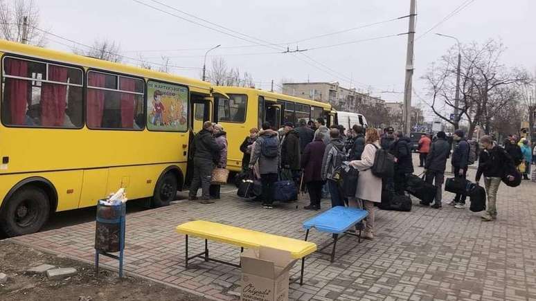 Centenas de moradores estão saindo de cidades de Luhansk, como Severodonetsk