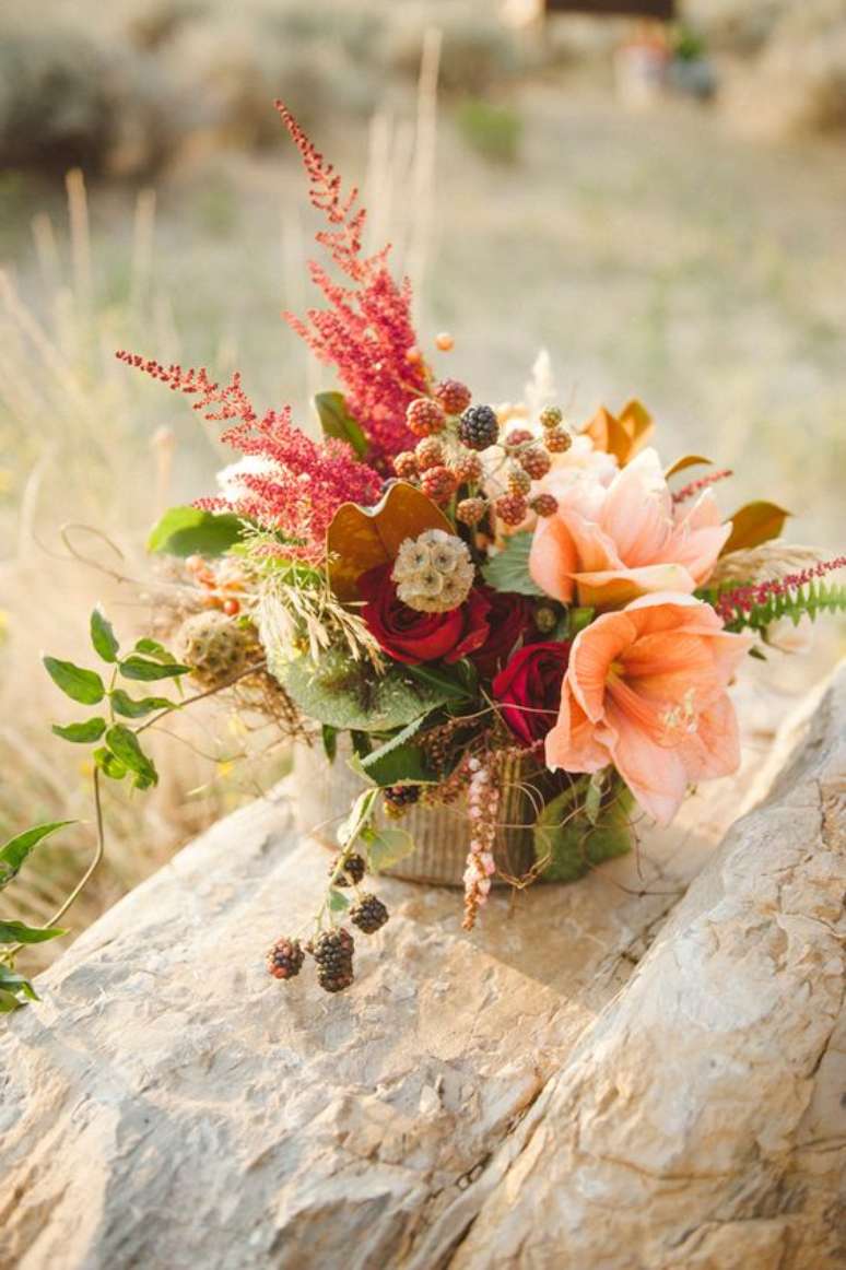 50. Decoração com arranjo de mesa com flores rosa e vermelhas – Foto Ruffled Blog