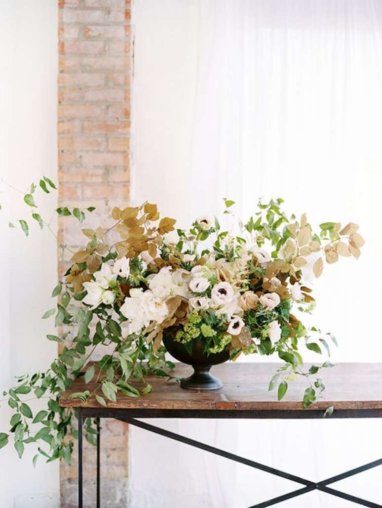 28. Arranjo de mesa floral com vaso preto – Foto One Fab Day