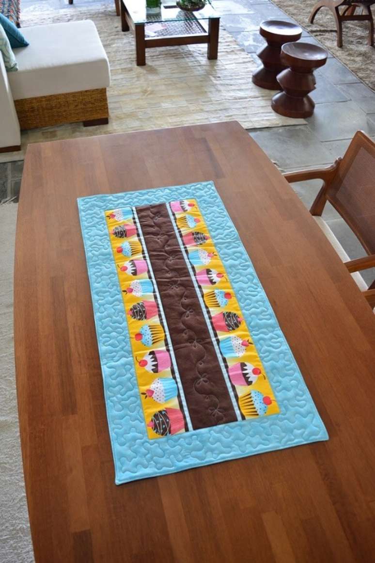 17. Decora&ccedil;&atilde;o de mesa com trilho com estampa de cupcakes &ndash; Foto: Circulo