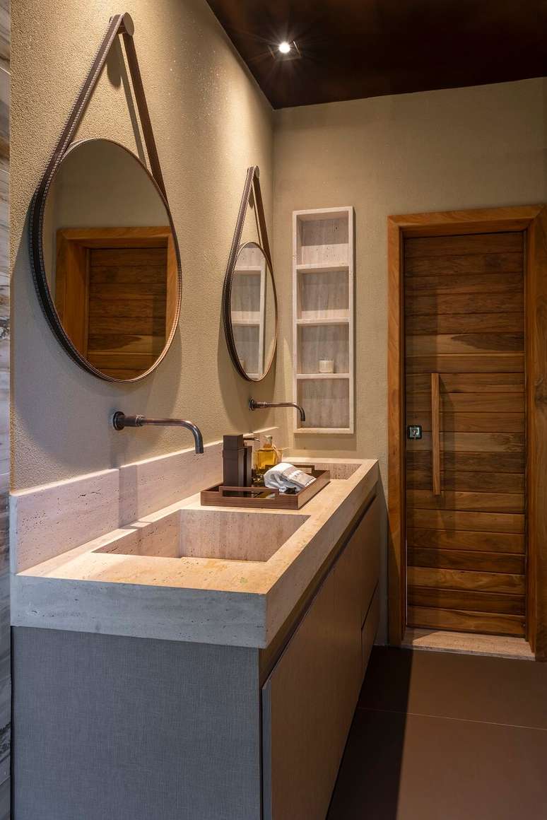 9. Banheiro do quarto de casal com bancada dupla e espelho adnet. Foto: Daniel Mansur Fotografia