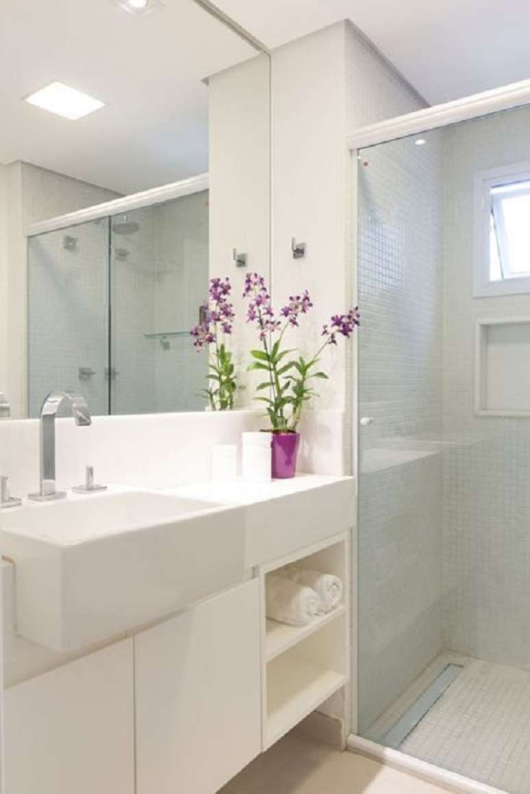 18. Cuba de semi encaixe branca e vaso lilas &ndash; Foto Archilovers