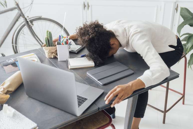 Muitas pessoas se sentem muito cansadas como um sintoma da doença