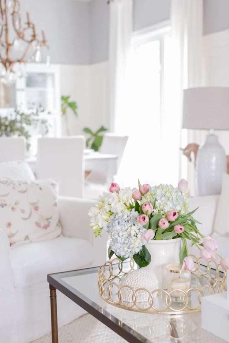 3. Sala de jantar com arranjo de mesa cor de rosa e bandeja rose &ndash; Foto Craftberry Bush