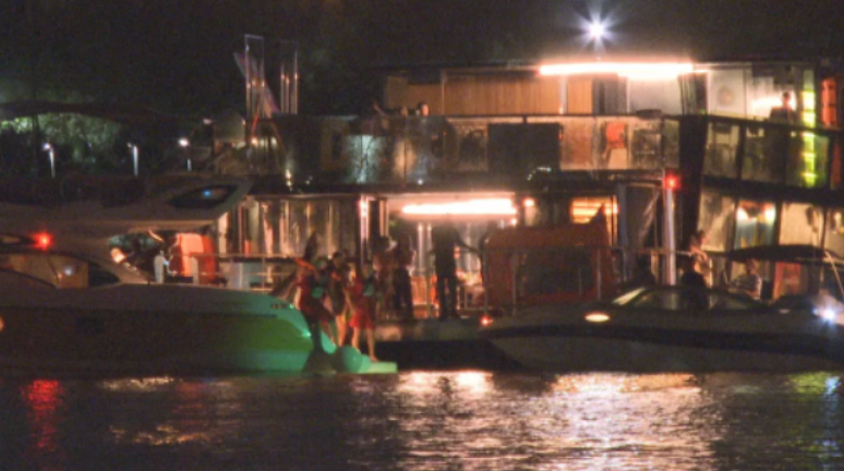 Barco com Jesus Luz e influencers encalha durante festa