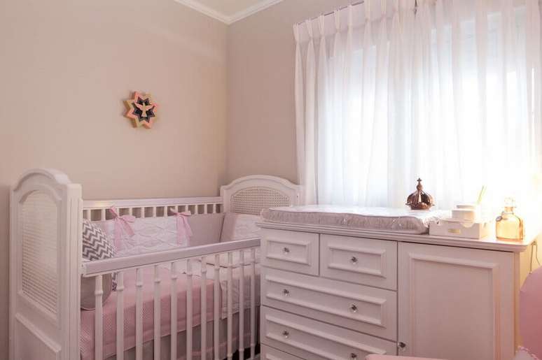 33. Decora&ccedil;&atilde;o de quartinho de beb&ecirc; completo branco e rosa &ndash; Foto: Regiane Leal