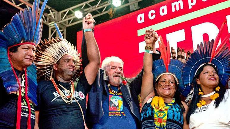 Lula e indígenas no Acampamento Terra Livre