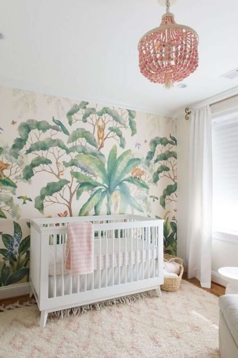 22. Decora&ccedil;&atilde;o de quartinho de beb&ecirc; branco com papel de parede de natureza &ndash; Foto: Houzz