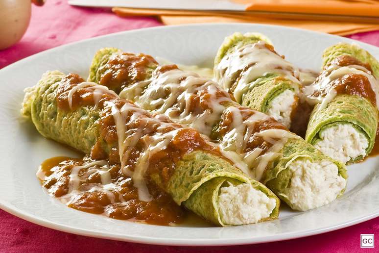 Panqueca de espinafre recheada com frango &ndash; Foto: Guia da Cozinha