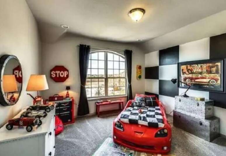 42. Cama infantil carros e carpete para quarto decoram o espa&ccedil;o. Fonte: Houzz