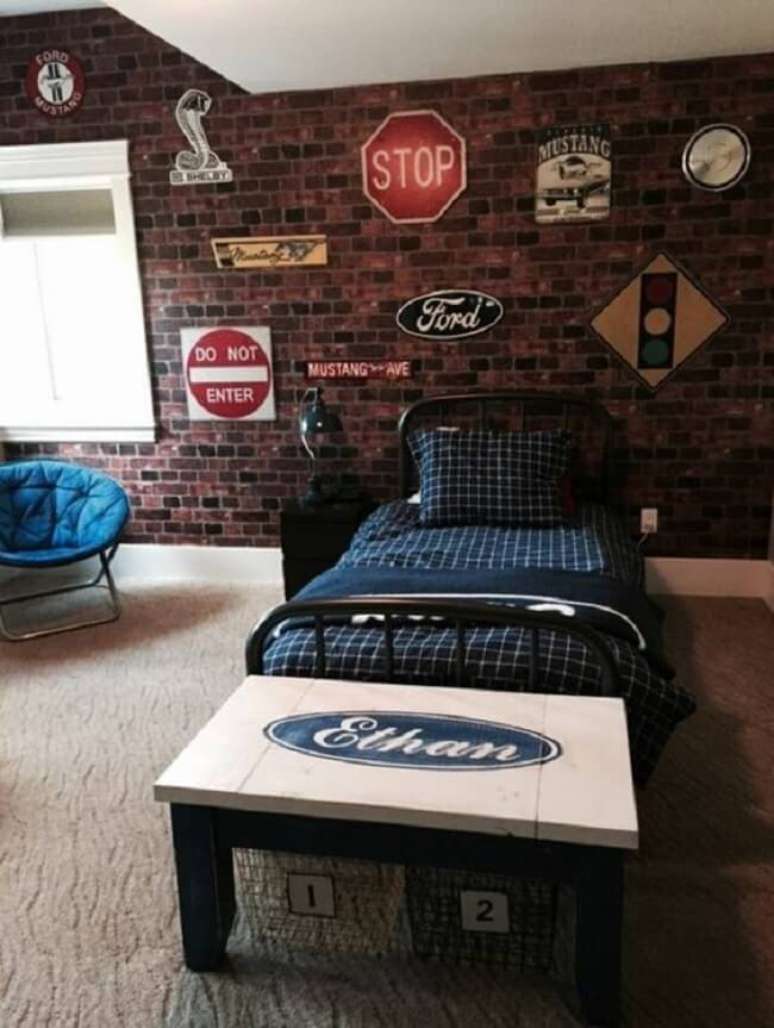 10. Parede de tijolinho e carpete forra&ccedil;&atilde;o para quarto. Fonte: Levi Ramirez