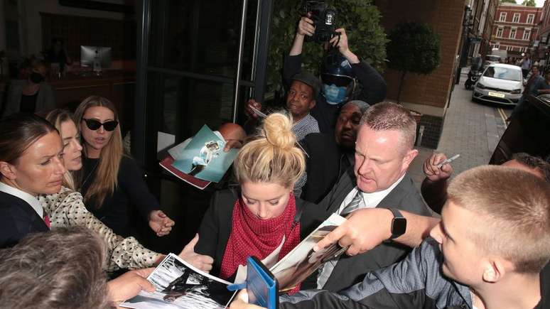 Aglomerações se formavam diariamente durante o julgamento de Depp em Londres. Na foto, Amber Heard é recebida por fãs.