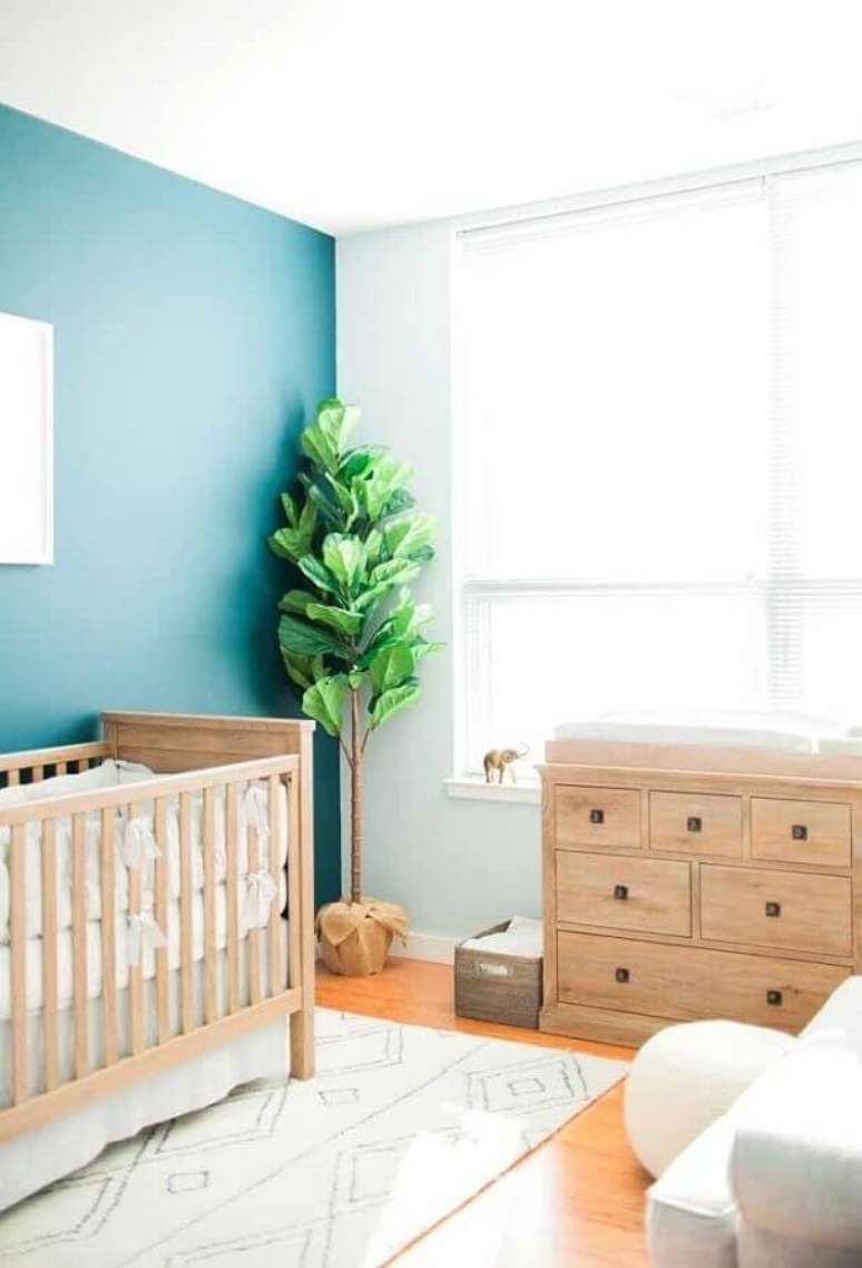 46. Parede azul para quartinho de beb&ecirc; simples decorado com m&oacute;veis de madeira &ndash; Foto: Home Fashion Trend
