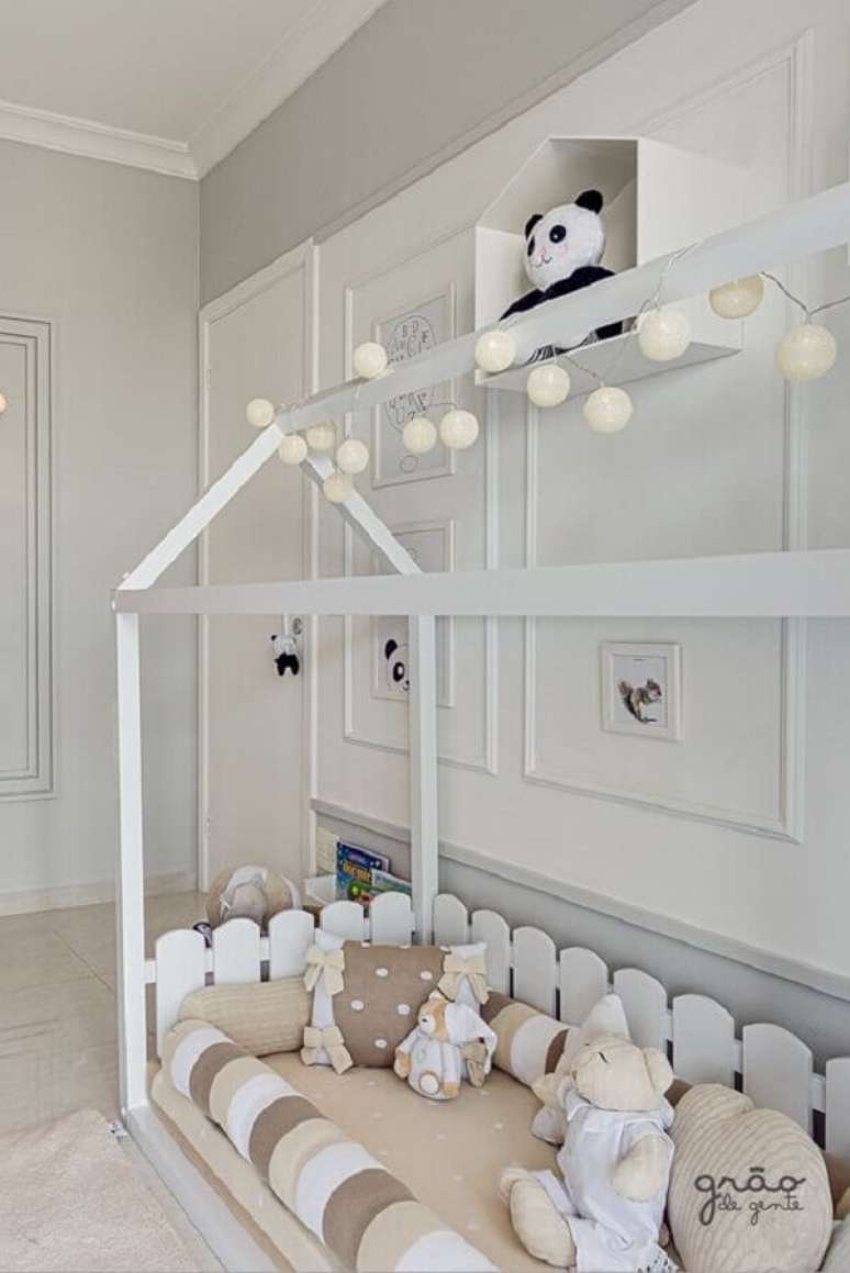 27. Decora&ccedil;&atilde;o em cores claras para quartinho de beb&ecirc; montessoriano &ndash; Foto: Vobibr
