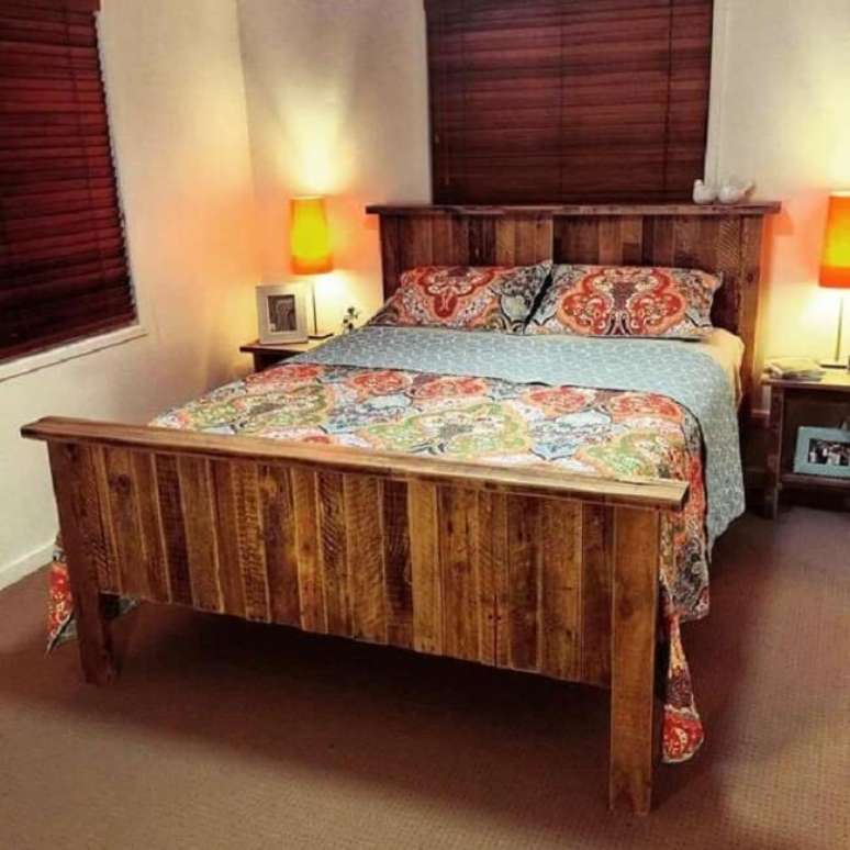 9. Persiana de madeira, colcha colorida e carpete para quarto. Fonte: Houzz