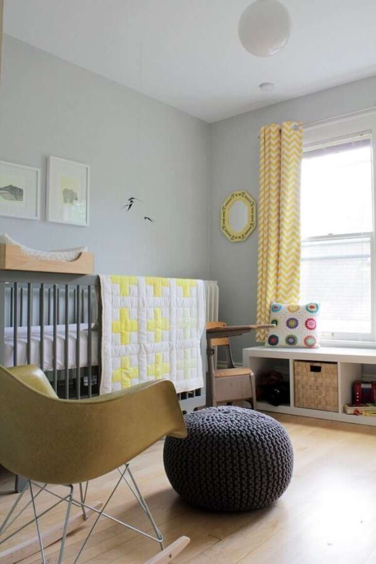 11. Cinza e amarelo para quartinho de beb&ecirc; simples decorado com puff de croch&ecirc; &ndash; Foto: Apartment Therapy