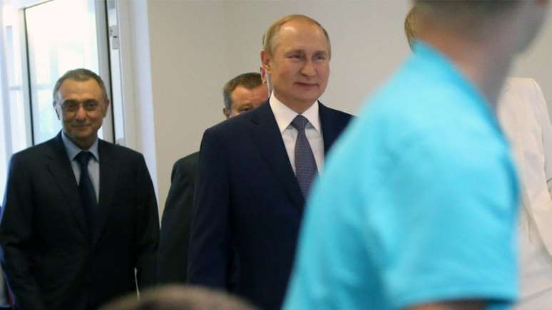 Suleiman Kerimov (esquerda) e Vladimir Putin em Sochi, Rússia, em 2019