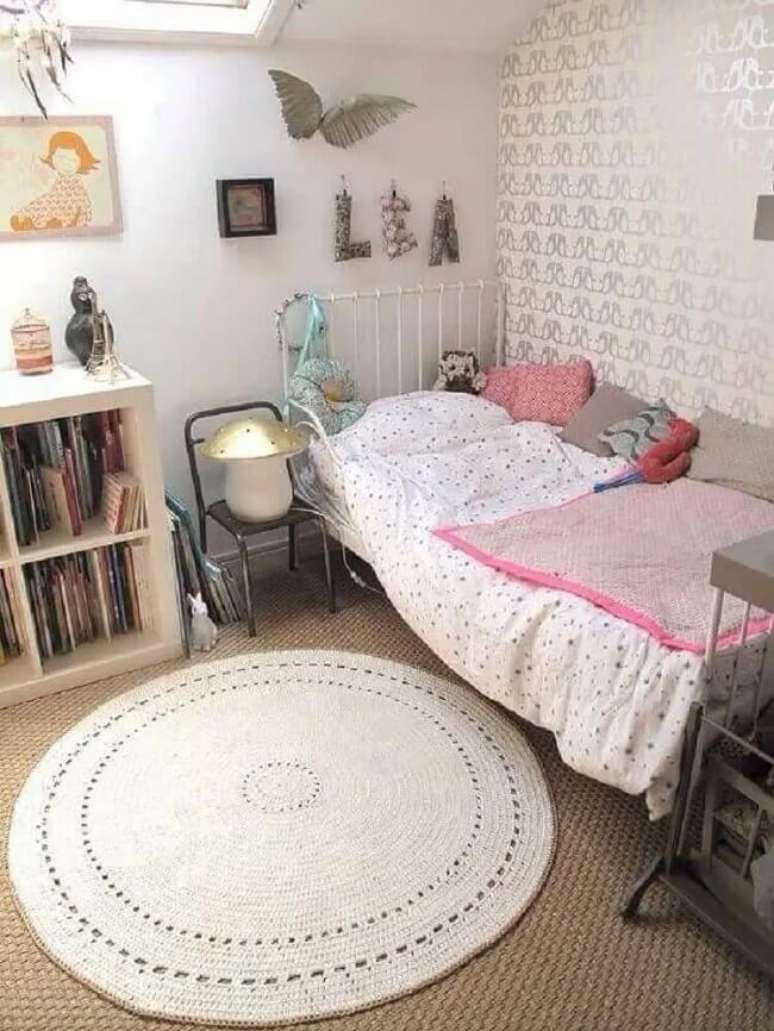 28. Decora&ccedil;&atilde;o com carpete para quarto e tapete redondo de croch&ecirc;. Fonte: Poleo Menta