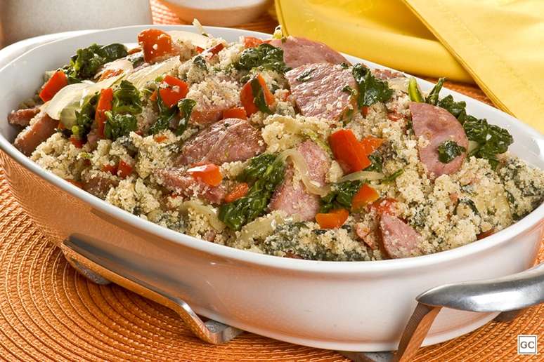 Farofa com lingui&ccedil;a e espinafre &ndash; Foto: Guia da Cozinha