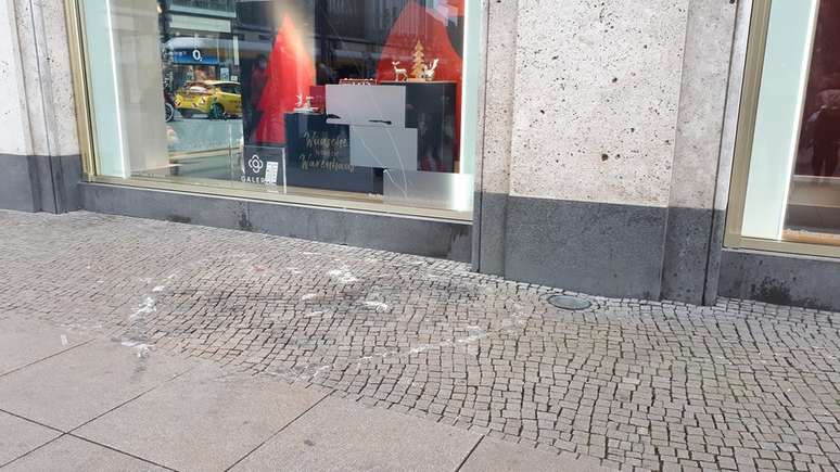 Local em que Ella cometeu suicídio, em frente a uma loja de departamentos na Alexanderplatz