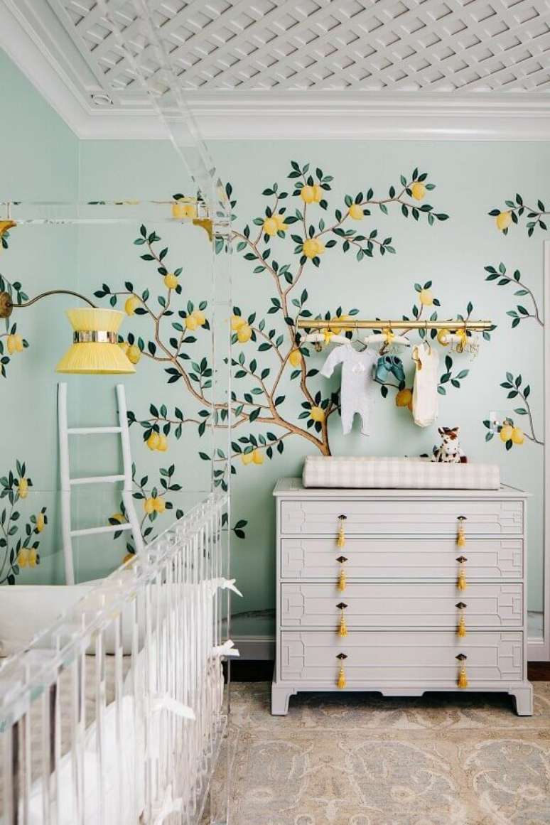 26. Decora&ccedil;&atilde;o de quartinho de beb&ecirc; completo verde e branco com papel de parede de lim&otilde;es &ndash; Foto: Casa Vogue