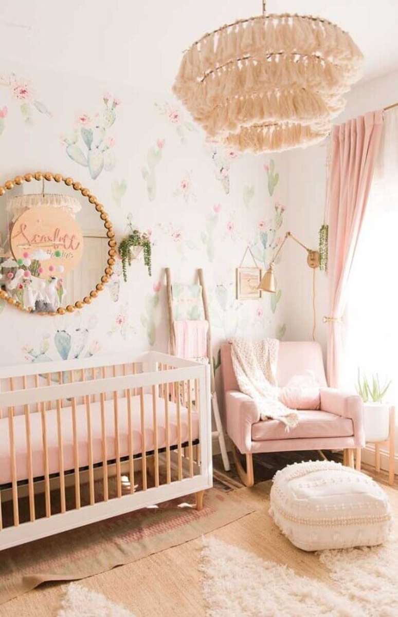 41. Papel de parede delicado para quartinho de beb&ecirc; feminino decorado em cores claras &ndash; Foto: Decor F&aacute;cil