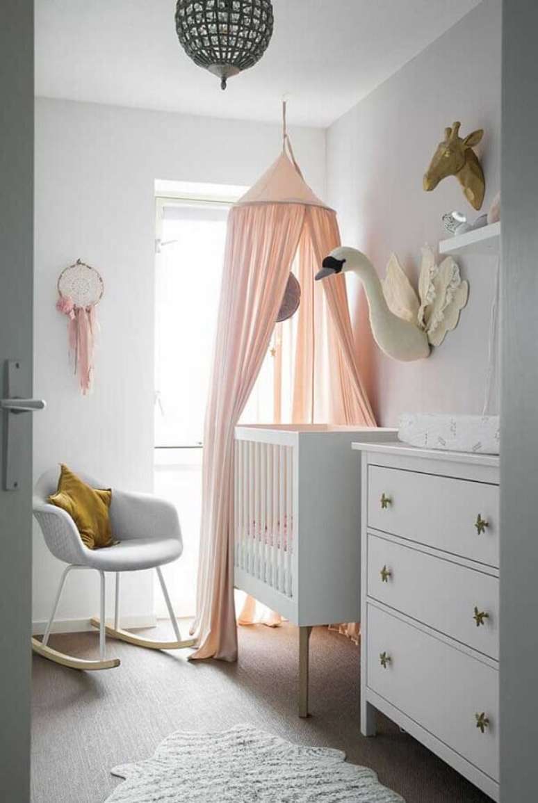 12. Cores claras para decora&ccedil;&atilde;o de quartinho de beb&ecirc; pequeno com dossel para ber&ccedil;o &ndash; Foto: Decor F&aacute;cil