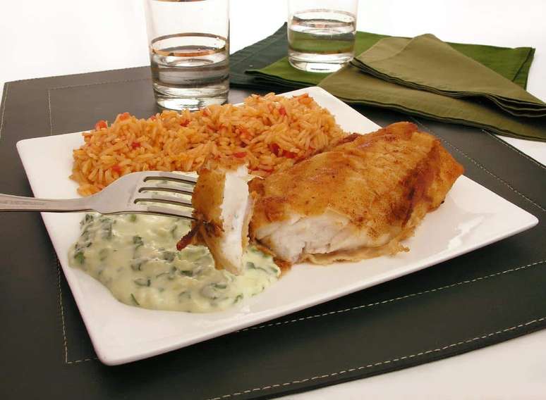 Fil&eacute; de peixe &agrave; milanesa com creme branco de espinafre &ndash; Foto: Guia da Cozinha