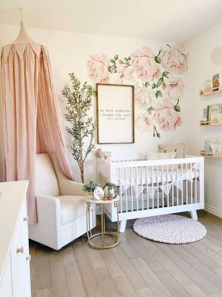 52. Quartinho de beb&ecirc; feminino branco e rosa decorado com papel de parede floral &ndash; Foto: Rocky Mountain Decals